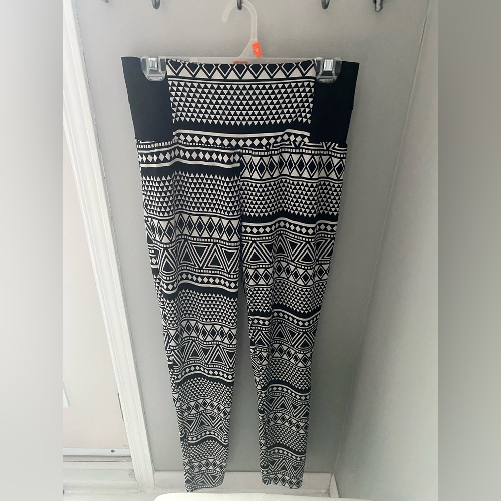 [💙🆓] 3R Streetwear - Beautiful high waisted black & white print leggings 🖤